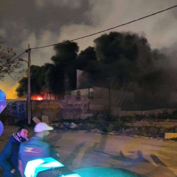 Σε παλιές αποθήκες η απογευματινή φωτιά 4 Σε παλιές αποθήκες η απογευματινή φωτιά 3