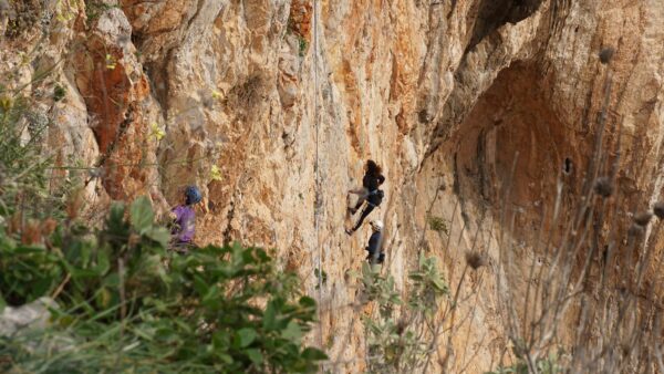 Το εντυπωσιακό αναρριχητικό πεδίο της Αθήνας βρίσκεται στο Ποικίλο - Όλες οι διαδρομές 3 αναρριχητικό πεδίο