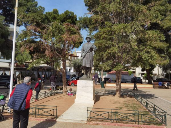 Η ανανεωμένη Πλατεία Ηρώων, τα κομμένα δέντρα και το έτοιμο γκαζόν 8 Η ανανεωμένη Πλατεία Ηρώων, τα κομμένα δέντρα και το έτοιμο γκαζόν 7