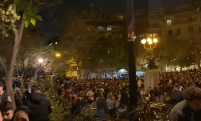 Βουλιάζουν οι πλατείες - Αντίδοτο στην εστίαση βλέπουν τώρα οι ειδικοί 2 Βουλιάζουν οι πλατείες - Αντίδοτο στην εστίαση βλέπουν τώρα οι ειδικοί 1