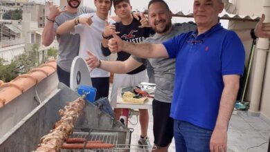Πάσχα: Σε κήπους, μπαλκόνια και ταράτσες σούβλισαν οι Χαϊδαριώτες 1