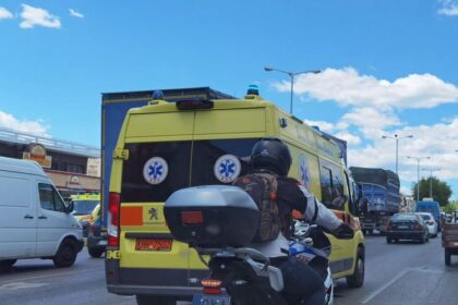 Σύγκρουση περιπολικού με μηχανή στη Λεωφόρο Θηβών - Ένας τραυματίας 5