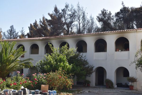 Η καταστροφική πυρκαγιά στα Γεράνεια έκαψε το μοναστήρι της Αγίας Παρασκευής - Βίντεο 4 Η καταστροφική πυρκαγιά στα Γεράνεια έκαψε το μοναστήρι της Αγίας Παρασκευής - Βίντεο 3