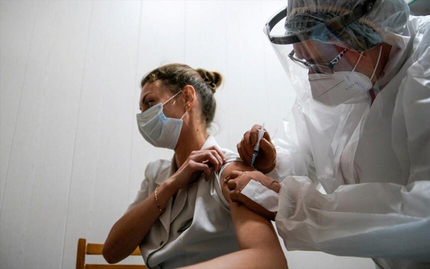 SARS-CoV-2: Πώς και γιατί νοσούν εμβολιασμένοι κατά του κορονοϊού 1