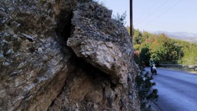 Μικρό Σχιστό: Άκρως επικίνδυνη αποκόλληση βράχου πάνω από το δρόμο 9