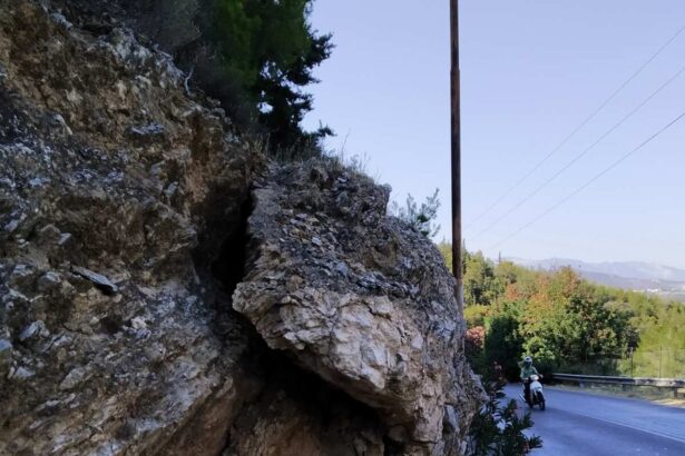 Μικρό Σχιστό: Άκρως επικίνδυνη αποκόλληση βράχου πάνω από το δρόμο 19