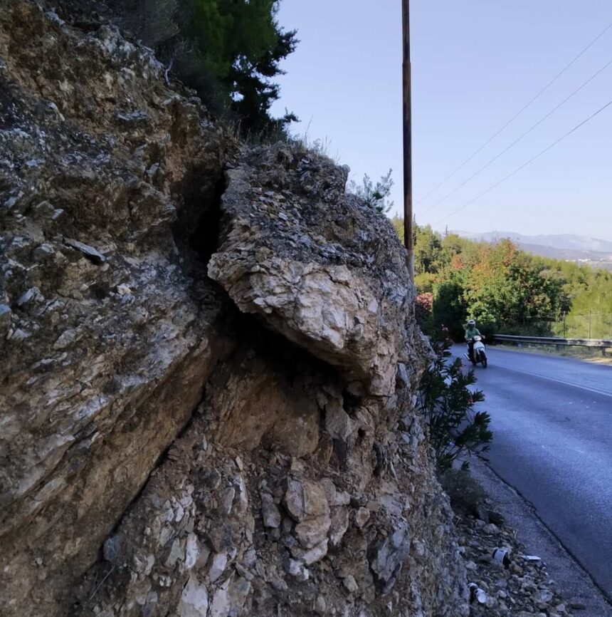 Μικρό Σχιστό: Άκρως επικίνδυνη αποκόλληση βράχου πάνω από το δρόμο 1