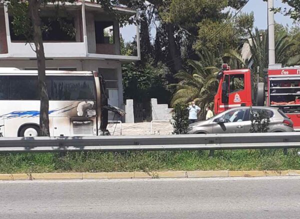 Φωτιά σε πούλμαν στη Λεωφόρο Αθηνών 4 Φωτιά σε πούλμαν στη Λεωφόρο Αθηνών 3