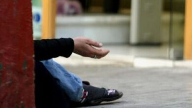 Της έδειξε καλοσύνη, τον έκλεψε 15