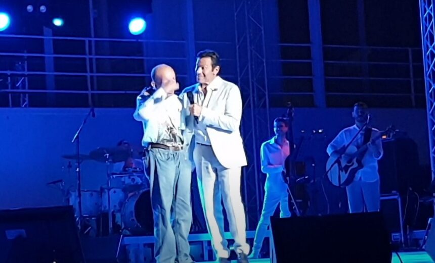 Το πιο συγκινητικό "χάρτινο φεγγαράκι", στη συναυλία του Μάριου Φραγκούλη στο Βεάκειο - Video 1