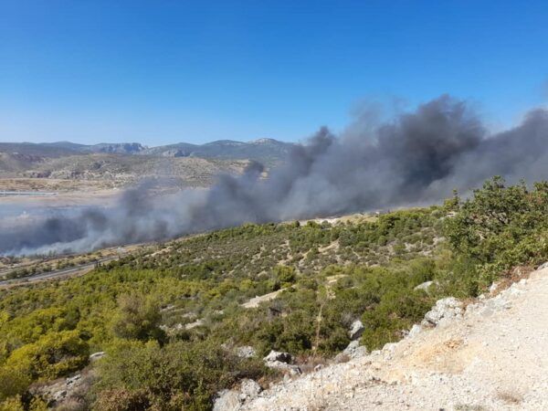 Μαίνεται η φωτιά στο Ποικίλο Ορος πίσω από την Πετρούπολη - Αιτία ένα καντήλι 9