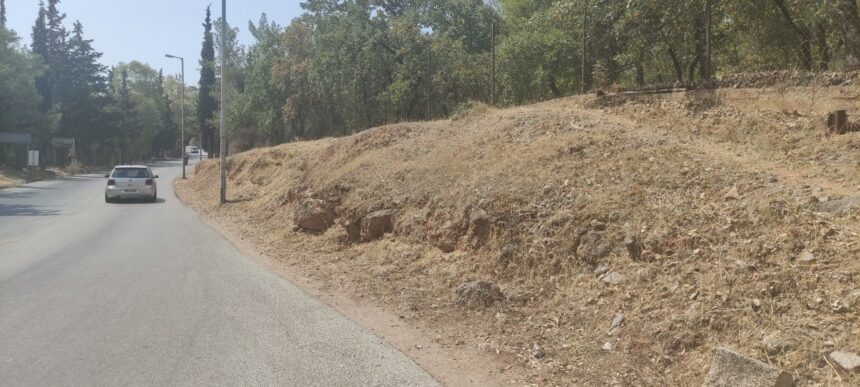 Καθαρίζεται η μικρή χωματερή του δρόμου του Μικρού Σχιστού 2 Καθαρίζεται η μικρή χωματερή του δρόμου του Μικρού Σχιστού 1