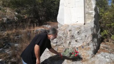 Κατάθεση λουλουδιών στον τόπο εκτέλεσης του Νίκου Πλουμπίδη (φωτο) 13