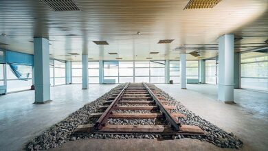 Μια εικαστική έκθεση στο Δαφνί διερευνά τα λεπτά όρια του "μέσα" και του "έξω" 52