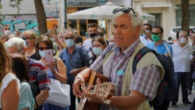 Ο Χένιγκ Ζίροκ και ο κόσμος αποχαιρετούν στη Μητρόπολη τον μεγάλο δημιουργό - Video 45
