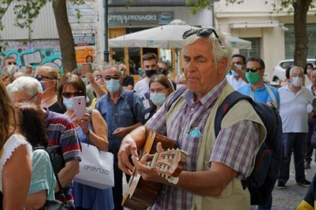 Ο Χένιγκ Ζίροκ και ο κόσμος αποχαιρετούν στη Μητρόπολη τον μεγάλο δημιουργό - Video 19