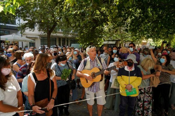 Ο Χένιγκ Ζίροκ και ο κόσμος αποχαιρετούν στη Μητρόπολη τον μεγάλο δημιουργό - Video 17