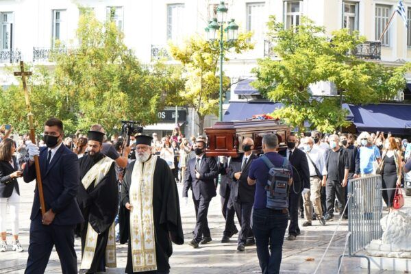 Ο Χένιγκ Ζίροκ και ο κόσμος αποχαιρετούν στη Μητρόπολη τον μεγάλο δημιουργό - Video 7