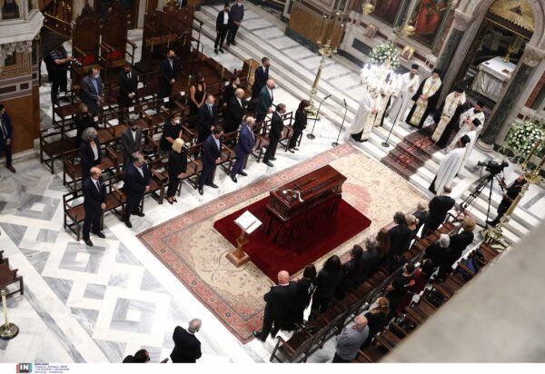 Μίκης Θεοδωράκης: Η τελευταία υπόκλιση στο "φως που ολούθε λαμπυρίζει" 4 Μίκης Θεοδωράκης: Η τελευταία υπόκλιση στο "φως που ολούθε λαμπυρίζει" 3