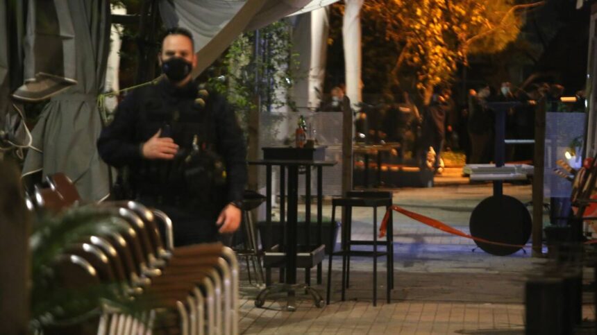 Περιστέρι: Συμπλοκή με πυροβολισμούς έξω από μπαρ - Πάνω από 10 προσαγωγές 2 Περιστέρι: Συμπλοκή με πυροβολισμούς έξω από μπαρ - Πάνω από 10 προσαγωγές 1