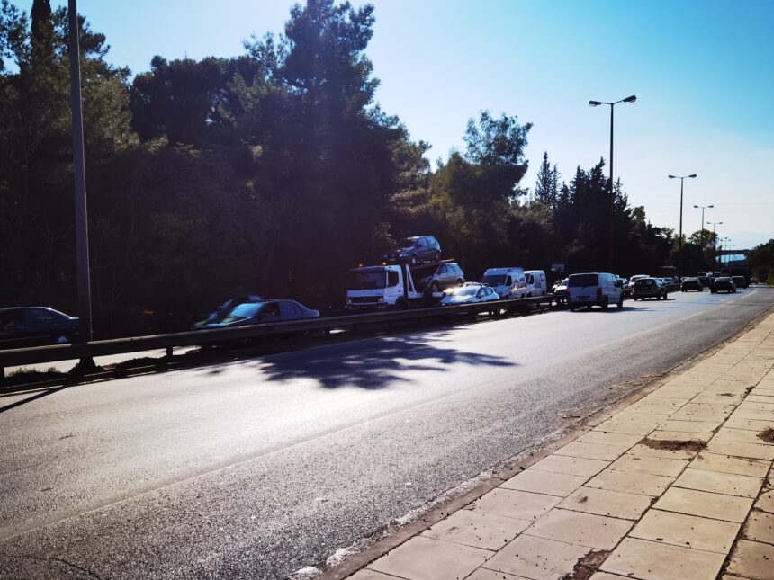 Ουρές χιλομέτρων από ακινητοποιήσεις οχημάτων στη Λεωφόρο Αθηνών 1