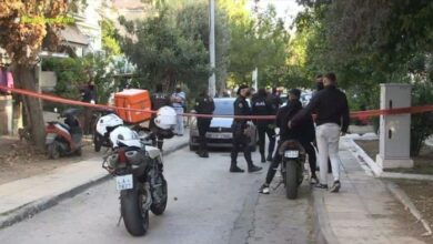 Παραδόθηκε ο μητροκτόνος του Αιγάλεω 39