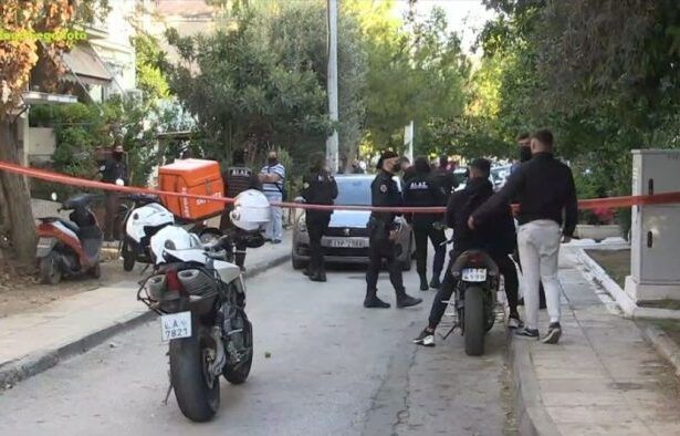 Παραδόθηκε ο μητροκτόνος του Αιγάλεω 35