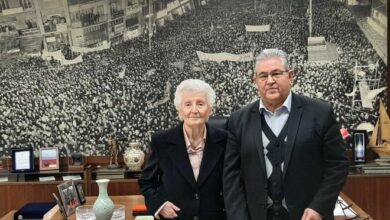 Ο Δ. Κουτσούμπας παρέδωσε αρχειακό υλικό του ΚΚΕ για τον Ναπολέοντα Σουκατζίδη στην οικογένειά του 11