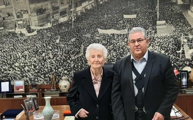 Ο Δ. Κουτσούμπας παρέδωσε αρχειακό υλικό του ΚΚΕ για τον Ναπολέοντα Σουκατζίδη στην οικογένειά του 33