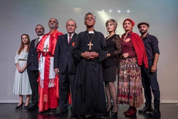 Ο Σταμάτης Τζελέπης μετά από 40 χρόνια ξανά καρδινάλιος στο "Δον Καμίλο" 4 Ο Σταμάτης Τζελέπης μετά από 40 χρόνια ξανά καρδινάλιος στο "Δον Καμίλο" 3