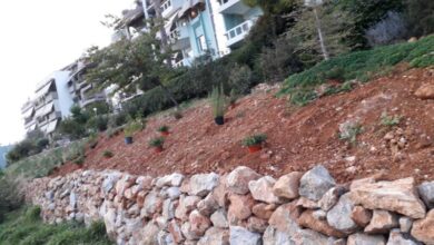 Ο εθελοντισμός ανθίζει: Μια όμορφη ξερολιθιά και το μεγάλο παρτέρι της στολίζουν το πάρκο της οδού Μάνης 36
