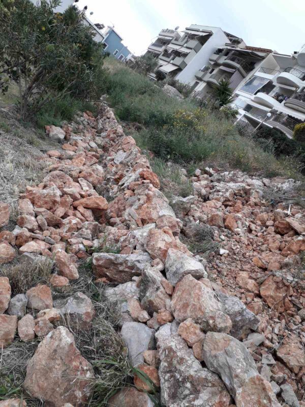 Ο εθελοντισμός ανθίζει: Μια όμορφη ξερολιθιά και το μεγάλο παρτέρι της στολίζουν το πάρκο της οδού Μάνης 4 Ο εθελοντισμός ανθίζει: Μια όμορφη ξερολιθιά και το μεγάλο παρτέρι της στολίζουν το πάρκο της οδού Μάνης 3