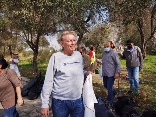 Δράση για να πέσουν τα συρματοπλέγματα στον Σκαραμαγκά - Συμβολικός καθαρισμός της Ακτής 6 Δράση για να πέσουν τα συρματοπλέγματα στον Σκαραμαγκά - Συμβολικός καθαρισμός της Ακτής 5