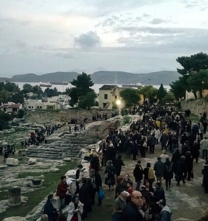 Ελευσίνα: Η Λυδία Κονιόρδου απαγγέλει Σικελιανό - "Ιερά Οδό" στον λόφο του Ιερού της Δήμητρας 5
