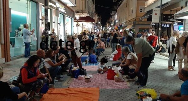 Πάτρα: Αναρχικοί εναντίον αντιεμβολιαστών - Και στη μέση... Πετράκος 4 Πάτρα: Αναρχικοί εναντίον αντιεμβολιαστών - Και στη μέση... Πετράκος 3