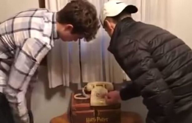 Ξεκαρδιστικό βίντεο με 17χρονους που δεν καταλαβαίνουν πως λειτουργεί το τηλέφωνο με καντράν 35