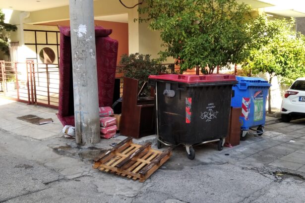 Ωραίο που είναι να κάνεις ανακαίνιση στο σπίτι σου... Αλλά και τι γαϊδουριά να μην σκέφτεσαι κανέναν άλλον! 17