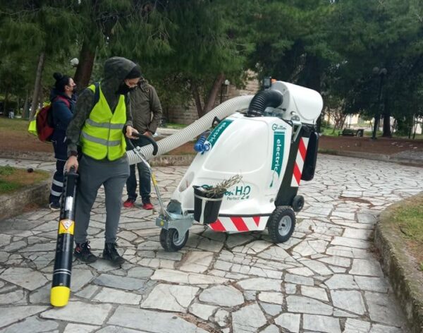 Υπηρεσία Καθαριότητας: Δύο ακόμη απορριμματοφόρα και ηλεκτρική σκούπα για πλατείες 2 Υπηρεσία Καθαριότητας: Δύο ακόμη απορριμματοφόρα και ηλεκτρική σκούπα για πλατείες 1