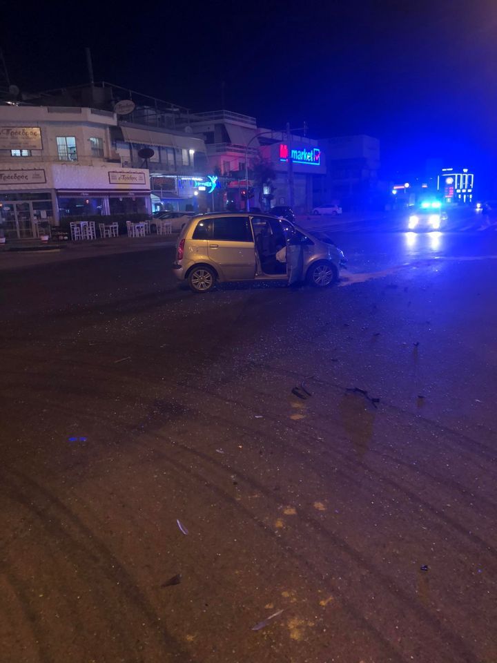 Σφοδρή σύγκρουση δύο ΙΧ στη συμβολή Λ. Αθηνών - Γ. Παπανδρέου 4 Σφοδρή σύγκρουση δύο ΙΧ στη συμβολή Λ. Αθηνών - Γ. Παπανδρέου 3
