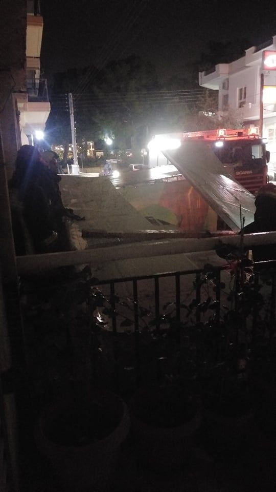Κεντρικό Χαϊδάρι: Από θαύμα δεν είχαμε θύματα - Ιπτάμενο μεταλλικό σκέπαστρο, λόγω των θυελλωδών ανέμων 4 Κεντρικό Χαϊδάρι: Από θαύμα δεν είχαμε θύματα - Ιπτάμενο μεταλλικό σκέπαστρο, λόγω των θυελλωδών ανέμων 3