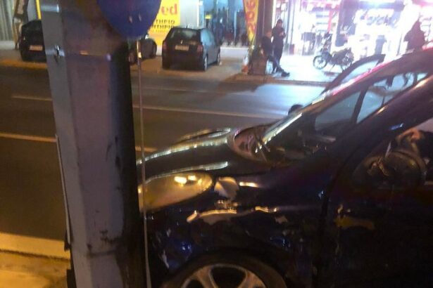 Σφοδρή σύγκρουση δύο ΙΧ στη συμβολή Λ. Αθηνών - Γ. Παπανδρέου 33