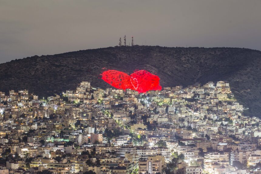 Κόκκινη καρδιά με ειδικά εφέ, "ζέστανε" την Αθήνα 1 ερωτικά hot spot