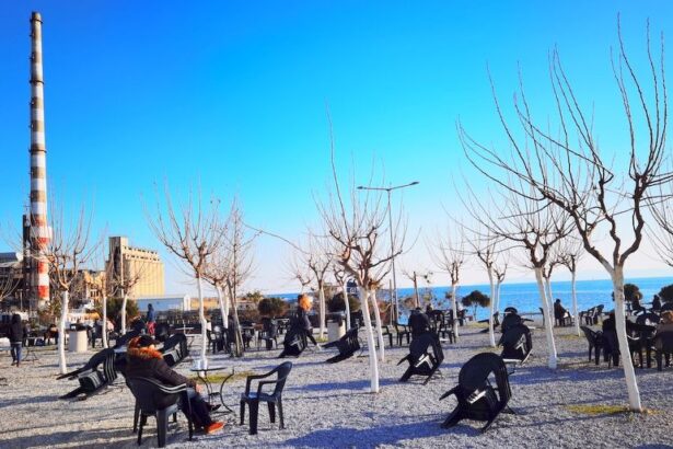 "Και... ποιος θα πηγαίνει βόλτα στην Ακτή Σκαραμαγκά, που έχει τα χάλια της;" 19