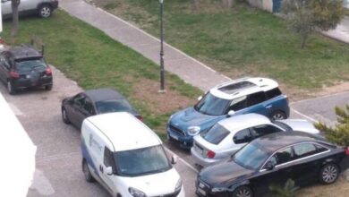 Πάρκινγκ πάνω στο γκαζόν! Έκαναν την πλατεία χώρο στάθμευσης 5