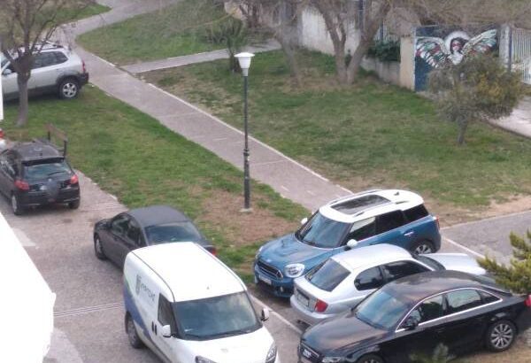 Πάρκινγκ πάνω στο γκαζόν! Έκαναν την πλατεία χώρο στάθμευσης 11
