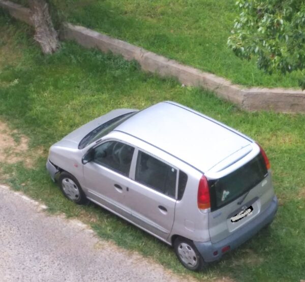 Πάρκινγκ πάνω στο γκαζόν! Έκαναν την πλατεία χώρο στάθμευσης 8 Πάρκινγκ πάνω στο γκαζόν! Έκαναν την πλατεία χώρο στάθμευσης 7