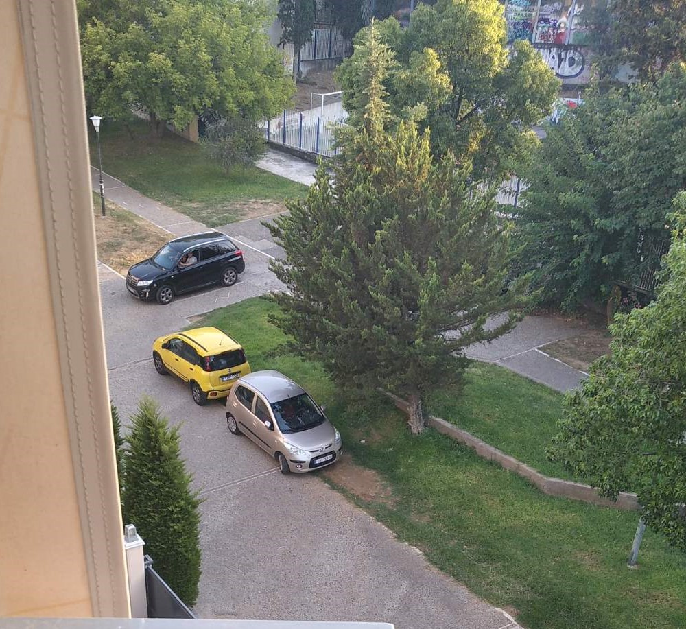 Πάρκινγκ πάνω στο γκαζόν! Έκαναν την πλατεία χώρο στάθμευσης 10 Πάρκινγκ πάνω στο γκαζόν! Έκαναν την πλατεία χώρο στάθμευσης 9