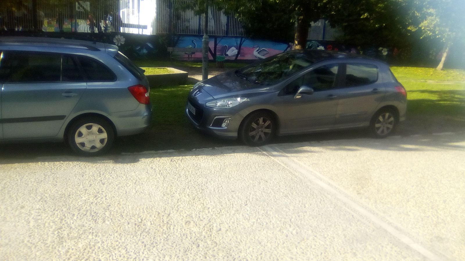 Πάρκινγκ πάνω στο γκαζόν! Έκαναν την πλατεία χώρο στάθμευσης 6 Πάρκινγκ πάνω στο γκαζόν! Έκαναν την πλατεία χώρο στάθμευσης 5