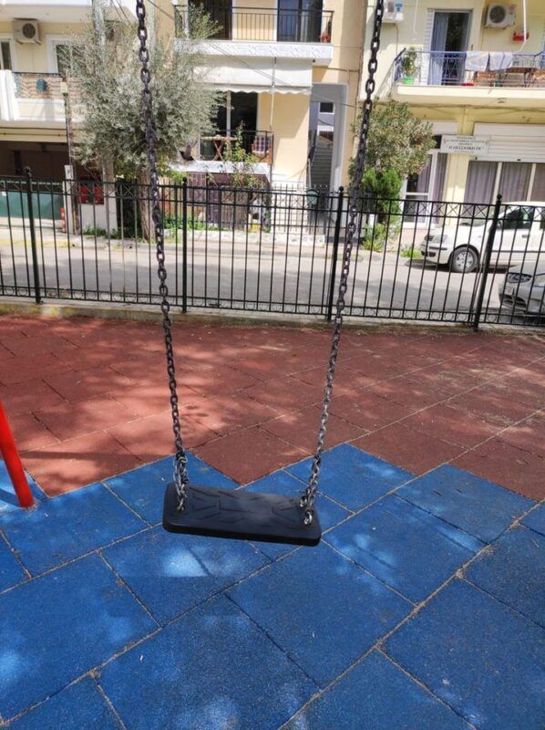 "Πώς ειναι δυνατό να αφήνετε στην καταστροφή την παιδική χαρά μας;" 4 "Πώς ειναι δυνατό να αφήνετε στην καταστροφή την παιδική χαρά μας;" 3