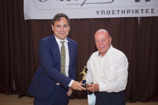 Μια μεγάλη ποδοσφαιρική βραδιά: Ο Δήμος βράβευσε τον Μίμη Δομάζο και παλαίμαχους Χαϊδαριώτες 11